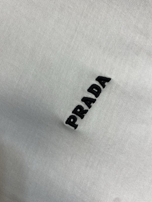 프라다 로고 자수 라운드넥 반팔 티셔츠 001-256513
