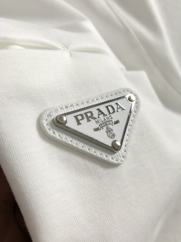 프라다 메탈 로고 패치 반팔 티셔츠 001-256550