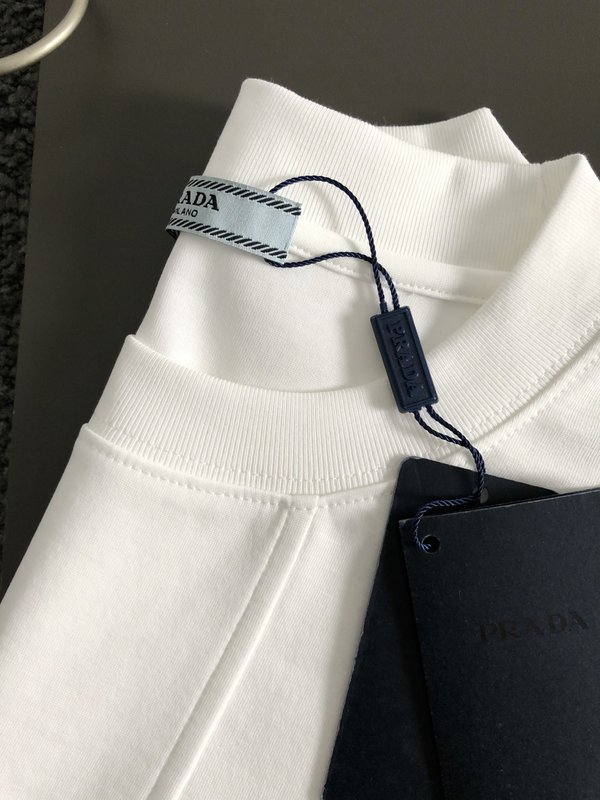프라다 메탈 로고 패치 반팔 티셔츠 001-256550