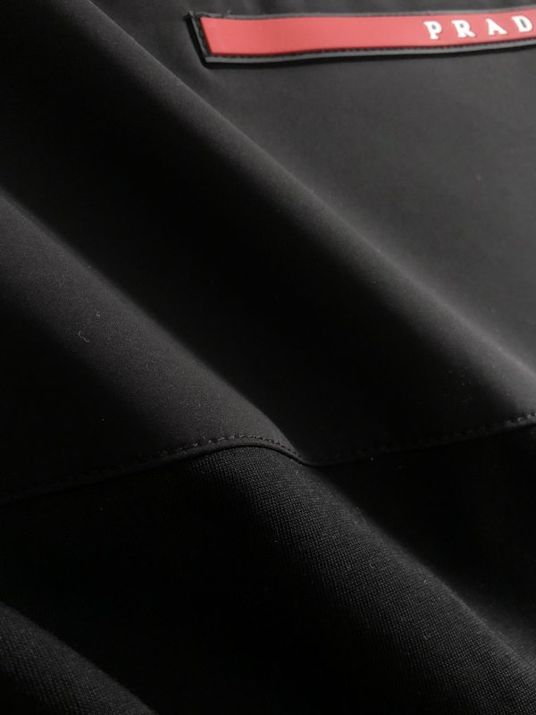 프라다 남성 메탈 로고 패치 반팔 티셔츠 001-256551