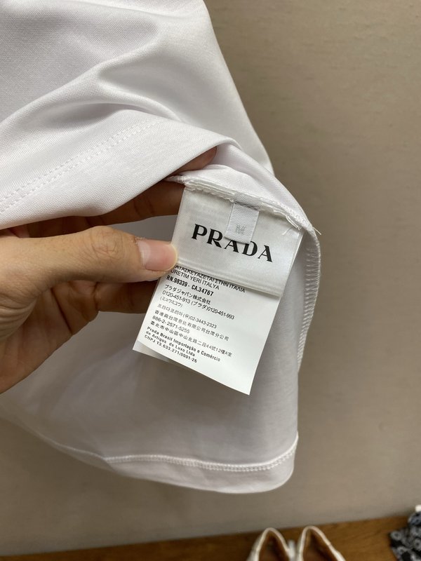 프라다 로고 자수 반팔 티셔츠 001-256670