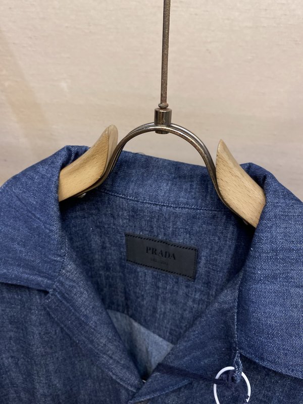 프라다 남성 챔브레이 반팔 데님 셔츠 001-256672