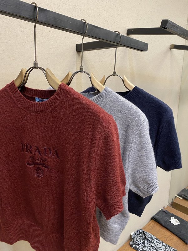 프라다 클래식 엠블럼 니트 티셔츠 001-256695