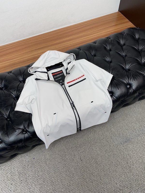 프라다 레드스트라이프 속건 지퍼 반팔 자켓 001-256720