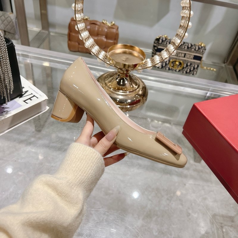 봄 신상 스퀘어 버클 로우힐 에나멜 펌프스 001-258902