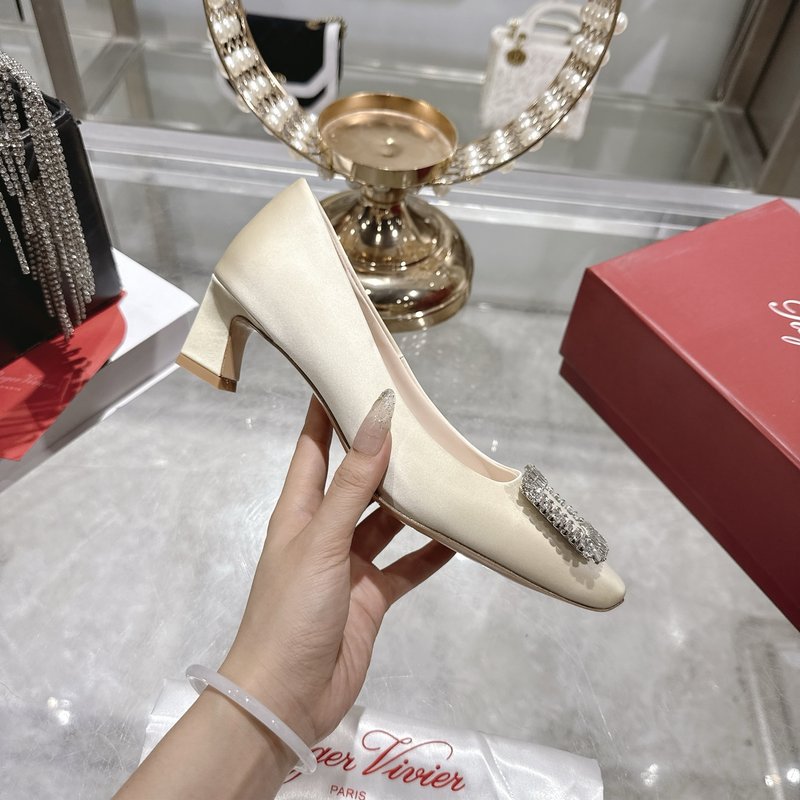 로저 비비에 실크 새틴 다이아몬드 버클 하이힐 001-258946
