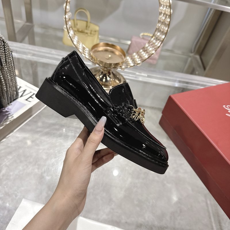 로저 비비에 플라워 버클 에나멜 로퍼 001-258952