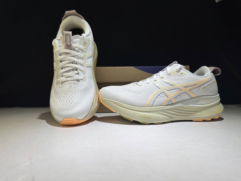 아식스 GEL-KAYANO 32 로우탑 러닝화 001-259573