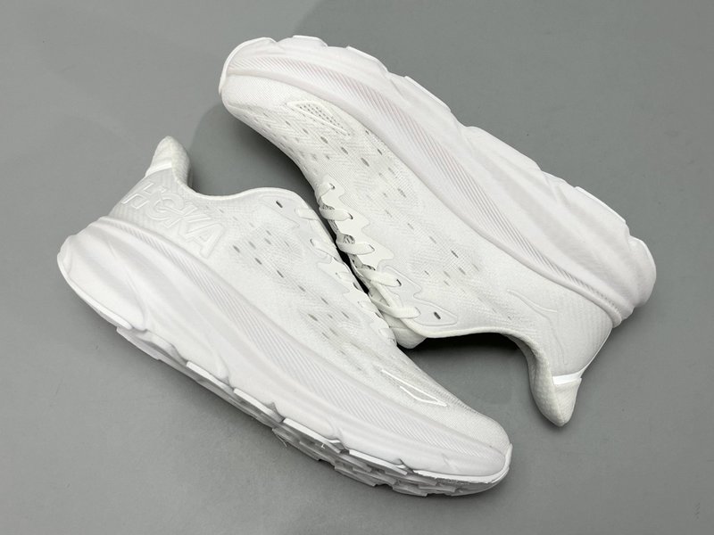 HOKA 클리프톤 9 화이트 로우탑 러닝화 001-260257