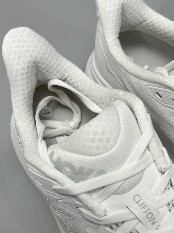 HOKA 클리프톤 9 화이트 로우탑 러닝화 001-260257