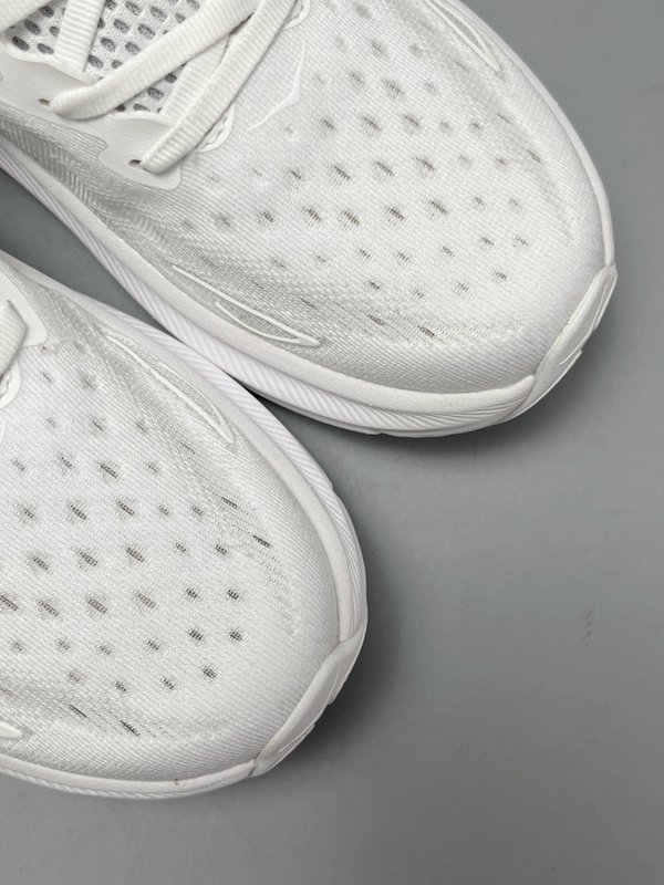 HOKA 클리프톤 9 화이트 로우탑 러닝화 001-260257