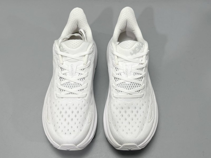 HOKA 클리프톤 9 화이트 로우탑 러닝화 001-260257