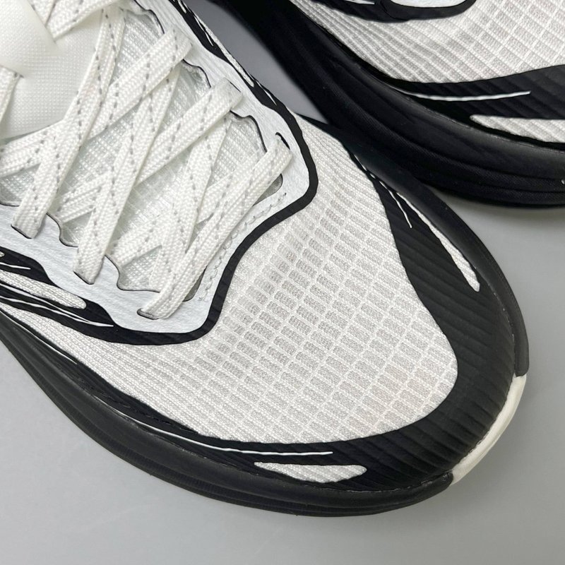 HOKA 본디 8 콜라보 블랙 화이트 러닝화 001-260337