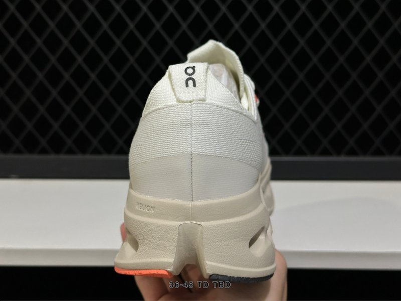 온 클라우드서퍼 맥스 로우탑 러닝화 001-261021