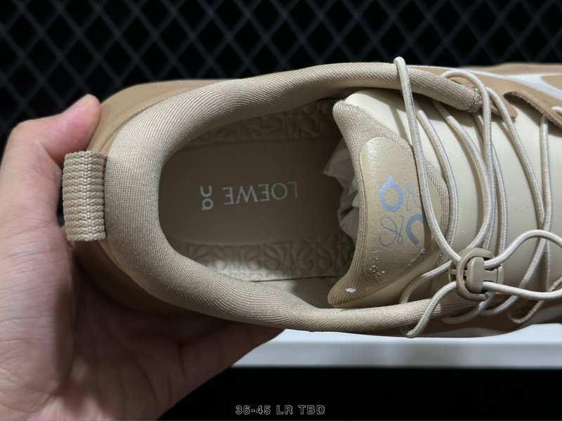 온 클라우드틸트 2 로에베 콜라보 러닝화 001-261044