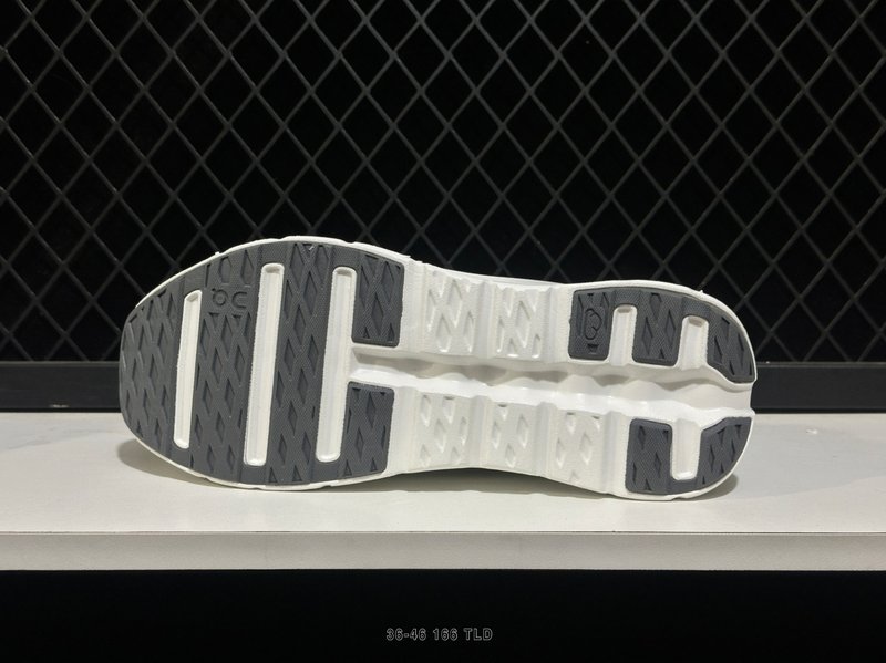 로에베 X 온런 클라우드틸트 경량 스니커즈 001-261104