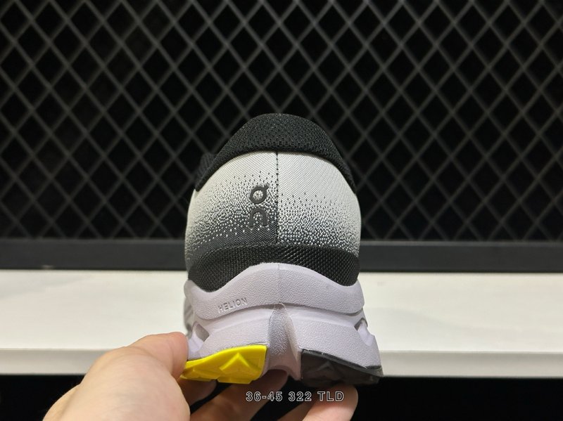 온 클라우드몬스터 3 레트로 러닝화 001-261176