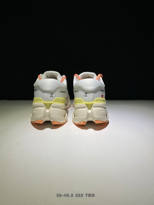 온 클라우드러너 3 와이드 레트로 러닝화 001-261200
