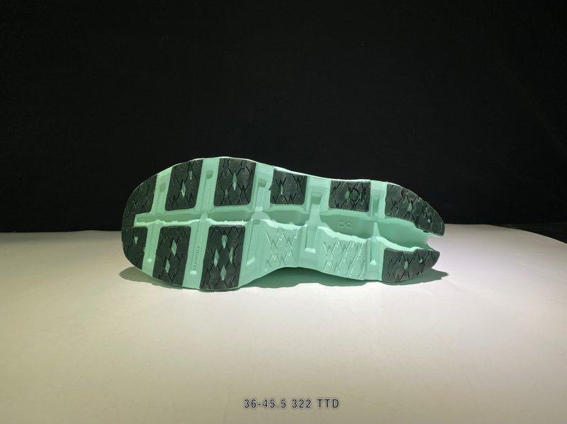 온 클라우드몬스터 3 레트로 기능성 로우탑 러닝화 001-261282