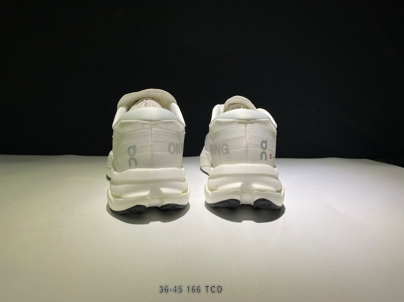 온 클라우드몬스터 3 경량 로우탑 러닝화 001-261294