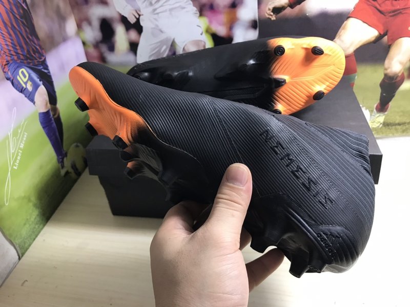 아디다스 블랙 오렌지 끈 없는 하이탑 축구화 001-261555