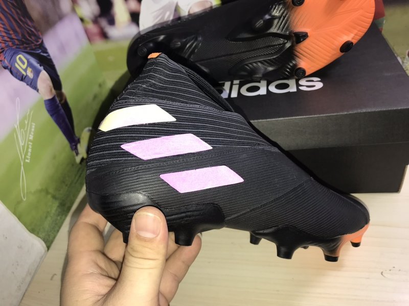 아디다스 블랙 오렌지 끈 없는 하이탑 축구화 001-261555