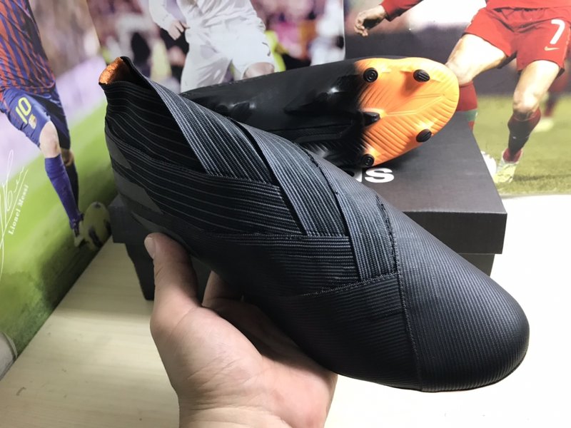 아디다스 블랙 오렌지 끈 없는 하이탑 축구화 001-261555