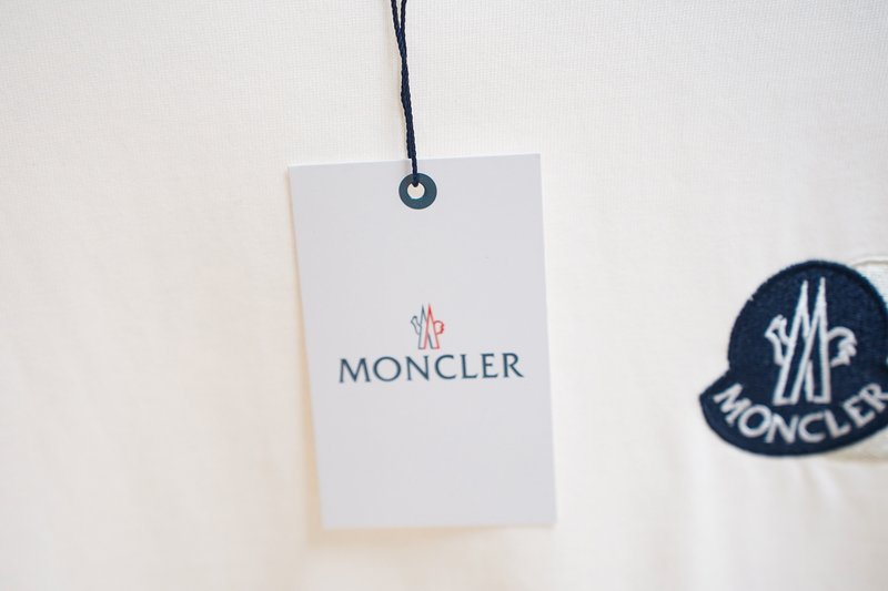 몽클레어 신규 로고 자수 라운드 넥 반팔티 001-263091