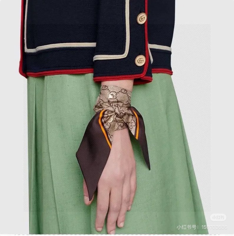 GUCCI 마편 장식 실크 스카프 001-266723