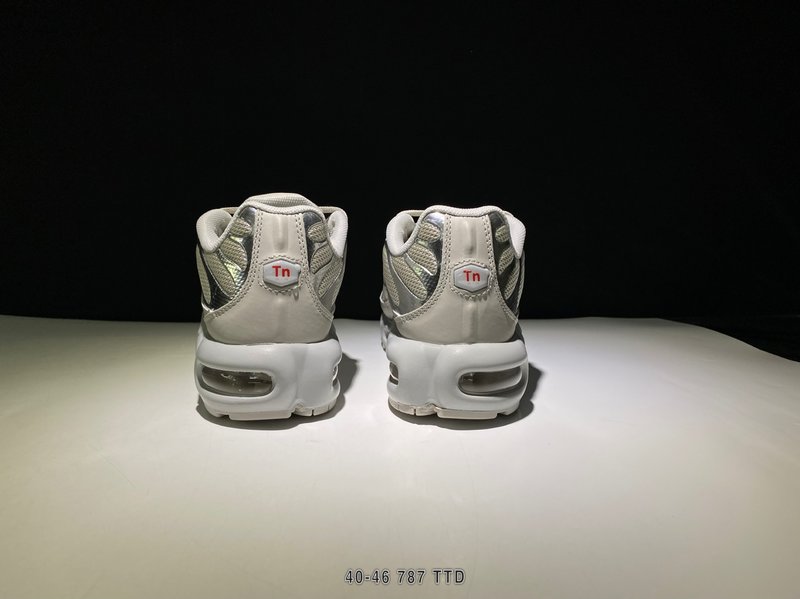 Nike Air Max Plus TN x Supreme 001-270680