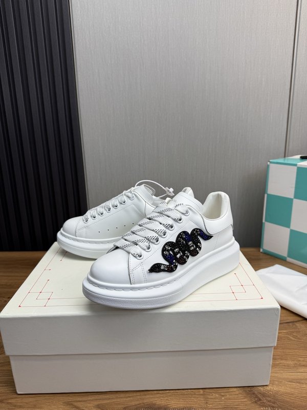 Alexander McQueen 뱀띠 한정 커플 스니커즈 001-271099