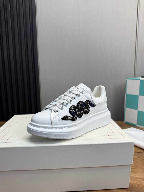 Alexander McQueen 뱀띠 한정 커플 스니커즈 001-271099