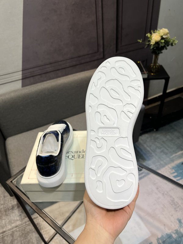 Alexander McQueen 클래식 화이트 스니커즈 001-271104