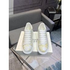 Alexander McQueen 클래식 화이트 스니커즈 001-271133