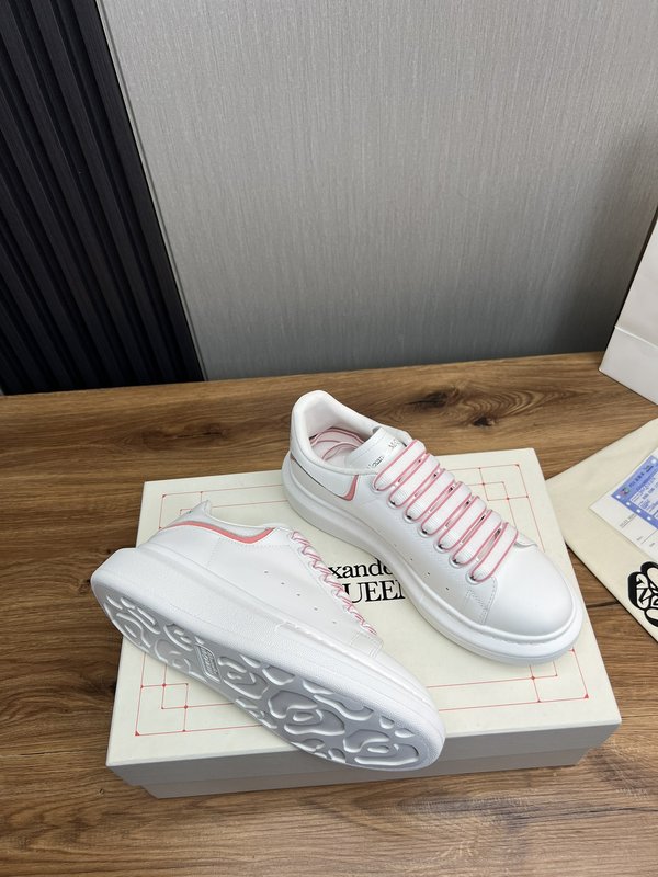 Alexander McQueen 화이트 스니커즈 커플용 001-271366