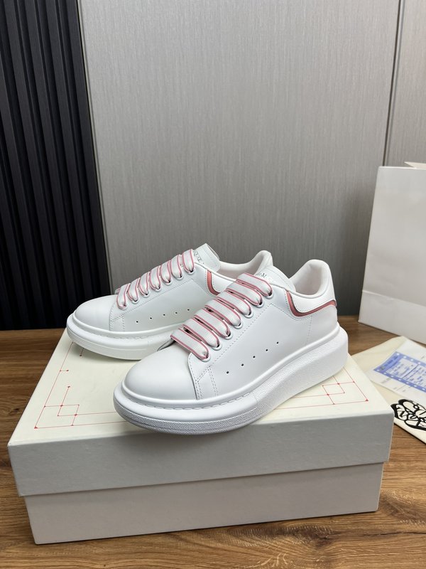 Alexander McQueen 화이트 스니커즈 커플용 001-271366