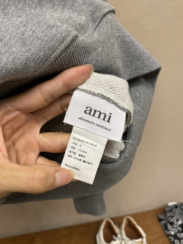 Ami Paris 레드 자수 코튼 풀오버 맨투맨 001-271846
