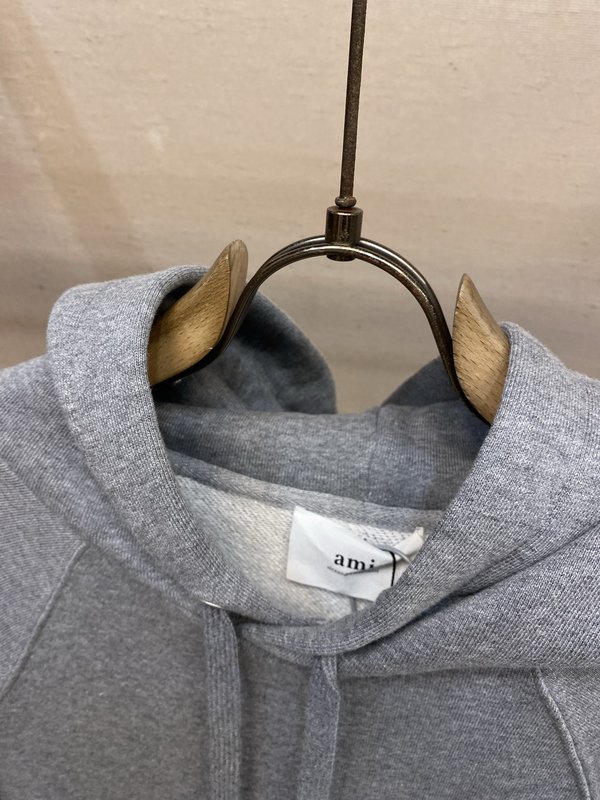 Ami Paris 레드 자수 코튼 풀오버 맨투맨 001-271846