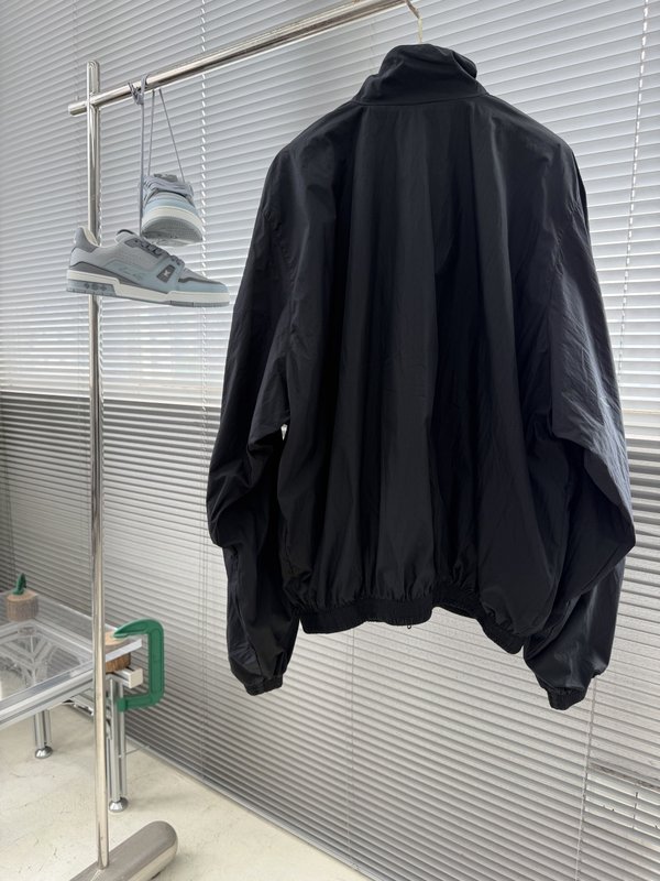 Balenciaga 로고 자수 하이넥 자켓 001-272046
