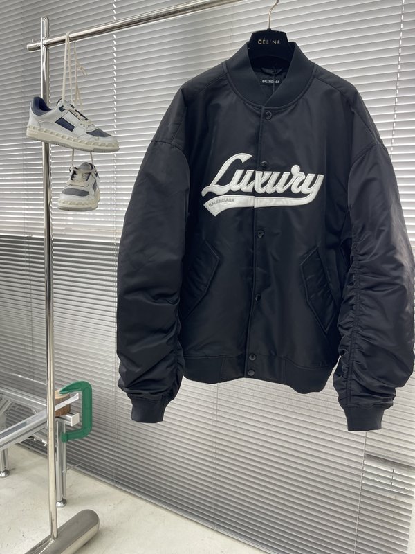 발렌시아가 25SS 신상 레터 자수 자켓 001-272078