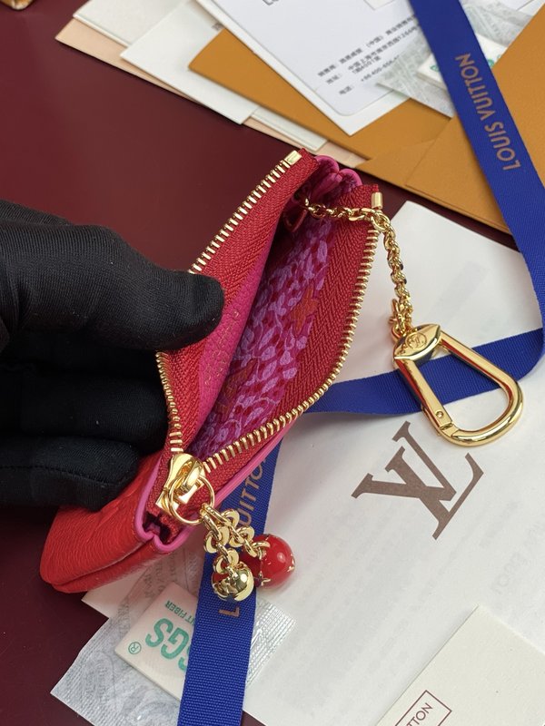 LV 모노그램 레드 키홀더 001-274257