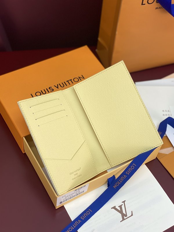LV 스탬프 여권케이스 베이지 001-274309