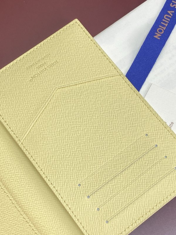 LV 스탬프 여권케이스 베이지 001-274309
