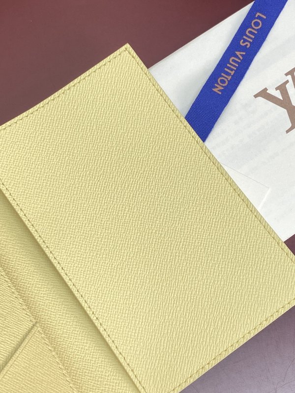 LV 스탬프 여권케이스 베이지 001-274309
