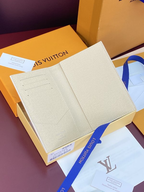 LV 컬러 모노그램 여권 케이스 001-274520
