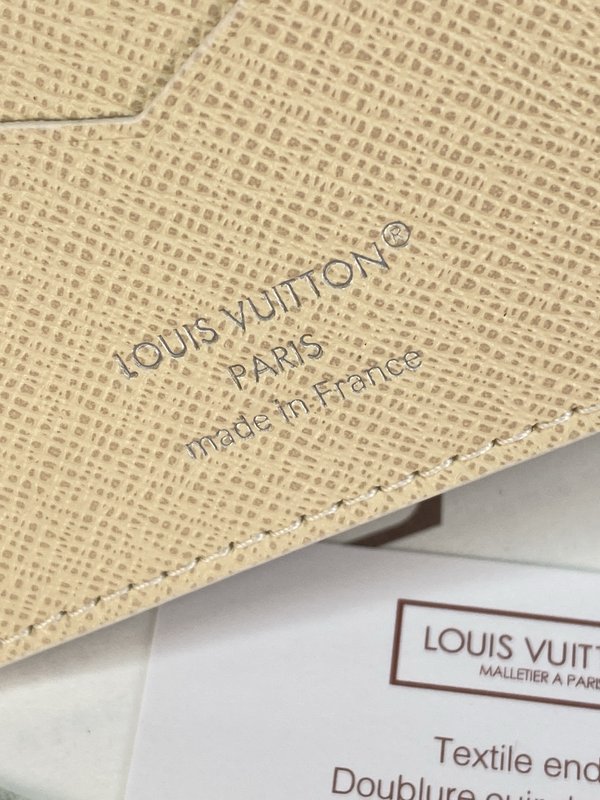 LV 컬러 모노그램 여권 케이스 001-274520