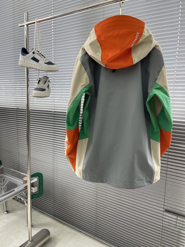 아크테릭스 송짠 콜라보 난자바와 시리즈 방수 자켓 001-274840