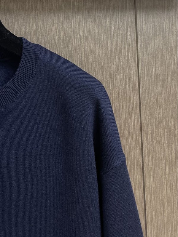LOEWE 패딩 3D 자수 크루넥 스웨터 001-274978