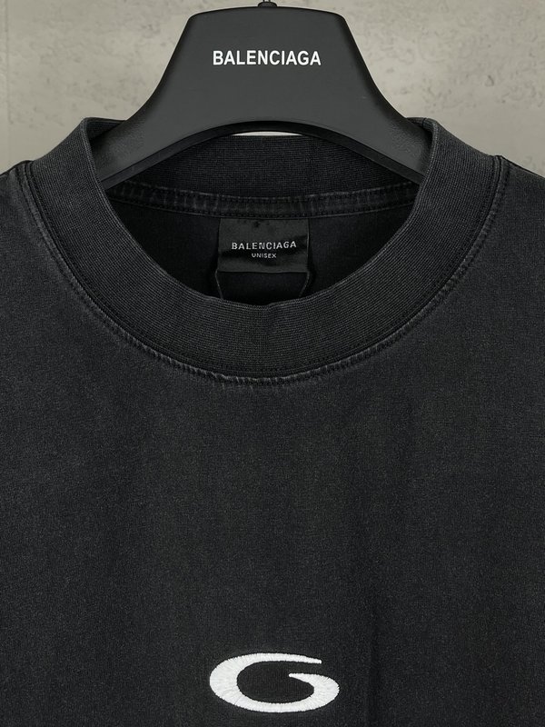 발렌시아가 25ss 테이프 프린트 로고 자수 긴팔 티셔 001-275099