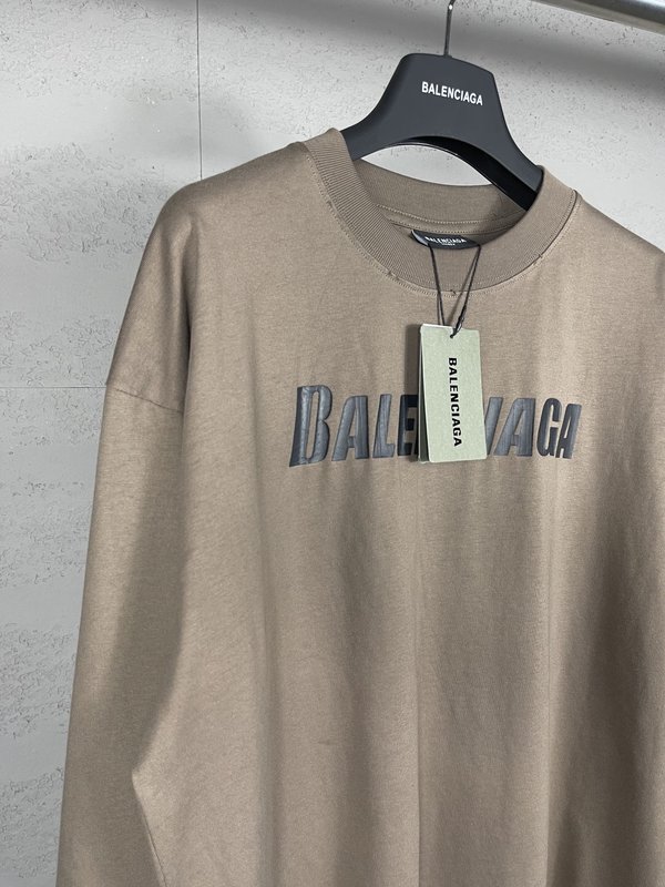 발렌시아가 레터로고 크랙 프린트 롱슬리브 티셔츠 001-275177